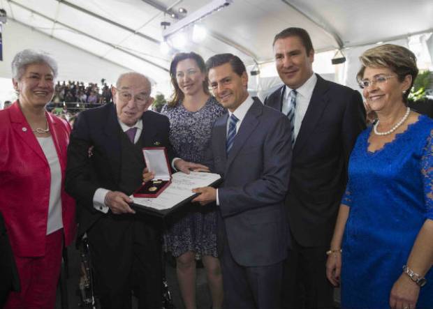 Peña Nieto entrega premio al general Moreno Valle