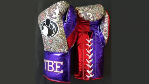 Floyd Mayweather Jr. presume guantes que usará ante Pacquiao