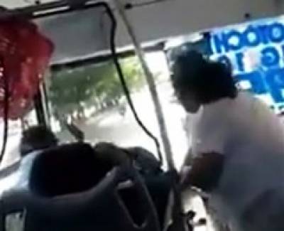 VIDEO: Mujer golpeó a chofer que le cerró el paso en Cancún