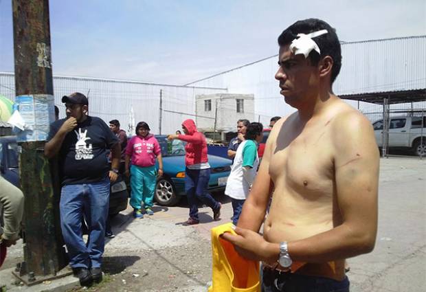 Grupos de ambulantes se enfrentan en Puebla por espacios; hay 5 heridos