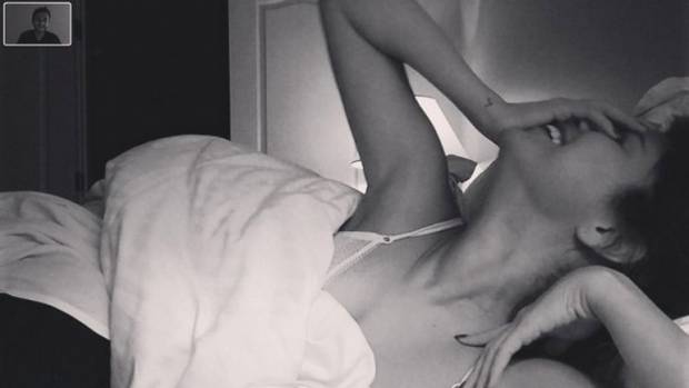 Selena Gomez fue fotografiada en la cama por su nuevo galán