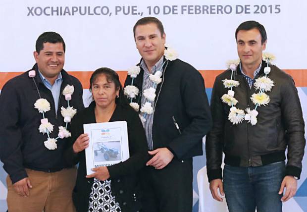 RMV inaugura la vía Zacapoaxtla-Xochiapulco y entrega mototractores