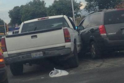 Dos lesionados en colisión entre camionetas en la colonia Santa María