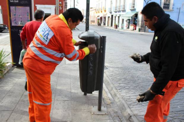 OOSL retira grafiti de mobiliario urbano