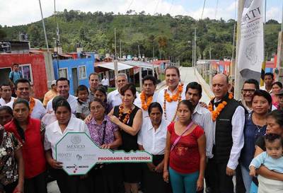 Robles y RMV entregan más de cien viviendas en Tlaola