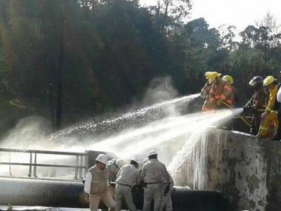 Sigue cerrada autopista México-Tuxpan tras incendio en ducto