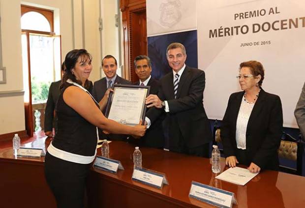 Tony Gali entrega premio al Mérito Docente