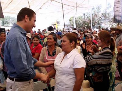 Moreno Valle entrega servicios básicos en Palmarito Tochapan