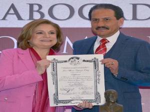 Instituto del Día del Abogado entrega reconocimiento al rector de la BUAP