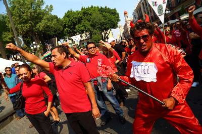 FOTOS: Sindicatos y organizaciones marchan en Puebla por el Día del Trabajo