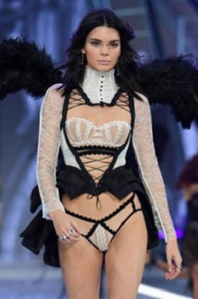 VIDEO: Mujeres recrearon desfile de Victoria&#039;s Secret