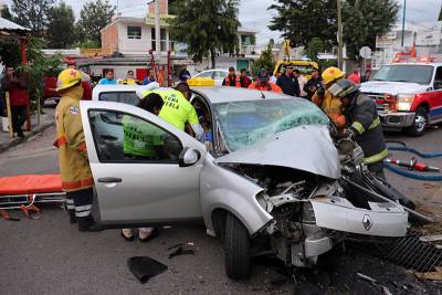 Quedan prensados en su auto al chocar contra torre en la Recta a Cholula