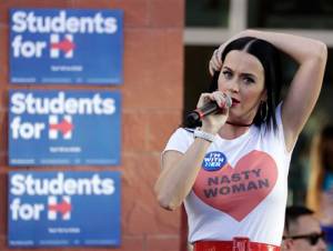 Katy Perry hace campaña por Hillary Clinton entre universitarios