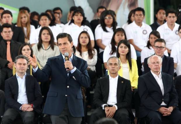 EPN anuncia inscripción de 7 millones de estudiantes al IMSS