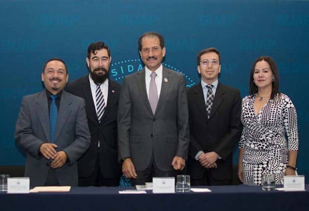 Rector de la BUAP acude a informe en la Facultad de Ciencias de la Comunicación