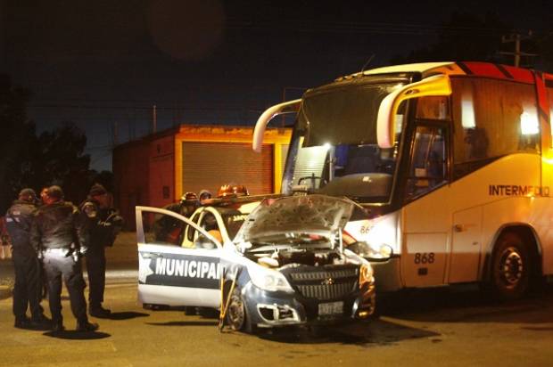 Policía quedó prensado tras colisionar patrulla con camión de pasajeros en Texmelucan