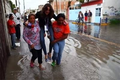 Cargan a #LadyReportera de TV Azteca Puebla para que no se moje