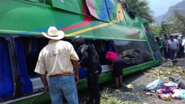 Un muerto y 25 heridos al volcar autobús en carretera Orizaba-Zongolica