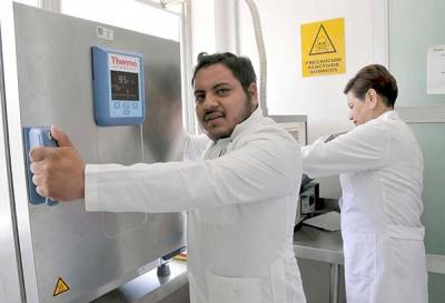 Estudiante de la BUAP diseña máquina que convierte aceite y PET en nuevas fuentes de energía