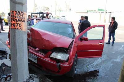 Chocan automóvil contra poste en Esteban de Antuñano; hay tres heridos