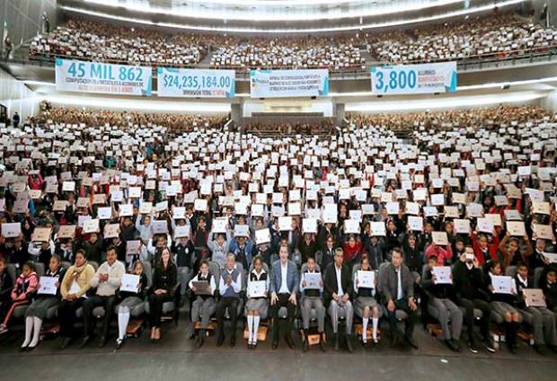 RMV entrega computadoras a los mejores alumnos de Puebla