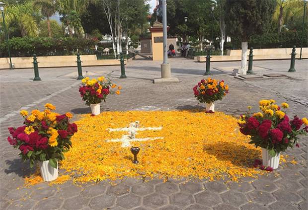 Colocan ofrenda en Ajalpan en memoria de encuestadores linchados