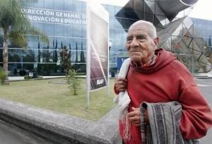 Don Felipe, estudiante de 79 años de la BUAP, causa revuelo en redes