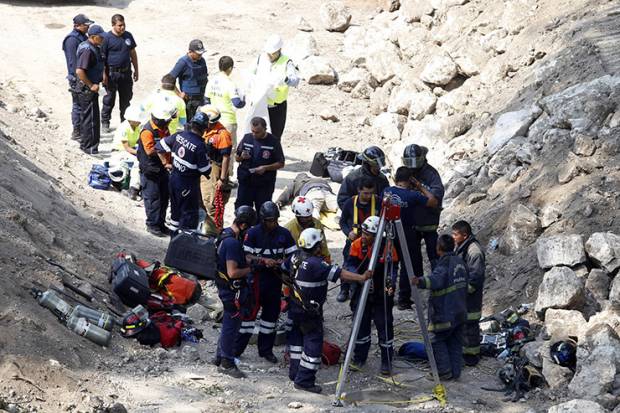 Mueren dos trabajadores al respirar gas metano del río Atoyac