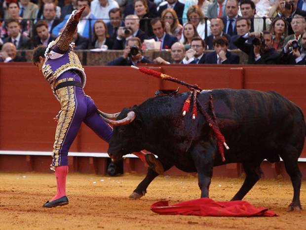 Julián López El Juli sufrió cornada en Sevilla, España