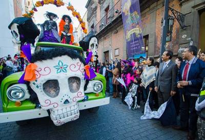 FOTOS: BUAP celebra con pasacalles el Día de Muertos