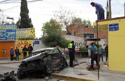 FOTOS: Murió hombre al impactar vehículo contra muro en la colonia Universidades