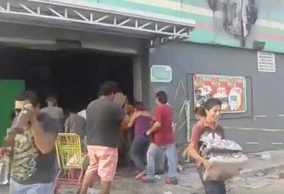 VIDEO: Saquean Aurrerá incendiada y, en la huida, muere pisoteada una mujer