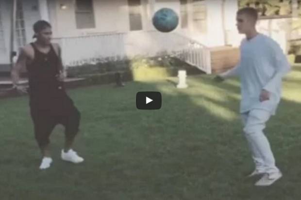 VIDEO: Neymar juega dominadas con Justin Bieber