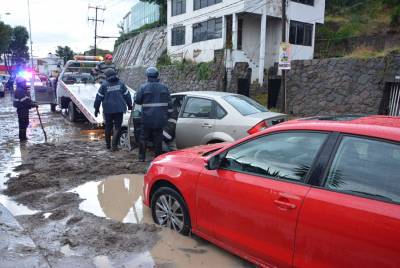 Casas y autos dañados por desgajamiento de cerro en Tlaxcala