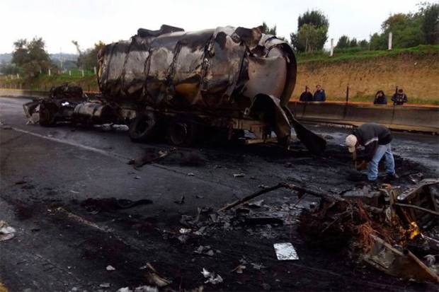 Reabren autopista México-Puebla tras volcadura e incendio de pipa