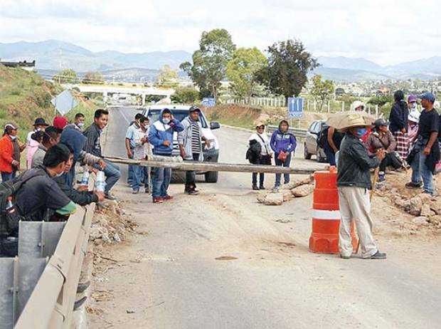 CNTE mantiene bloqueos en 15 puntos carreteros de Oaxaca