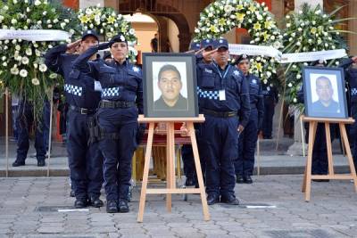 Rinden homenaje a policías caídos en Huauchinango