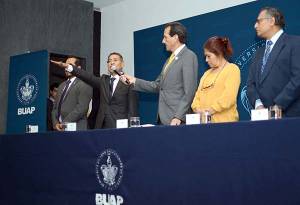 Rector de la BUAP toma protesta al nuevo director de Economía