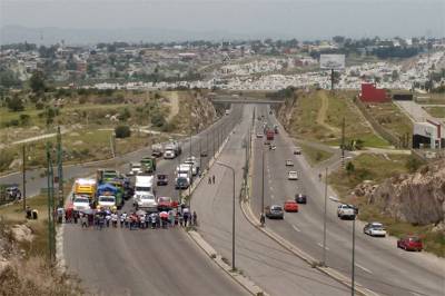 Vecinos cierran Periférico por falta de agua; robo de cables, la causa