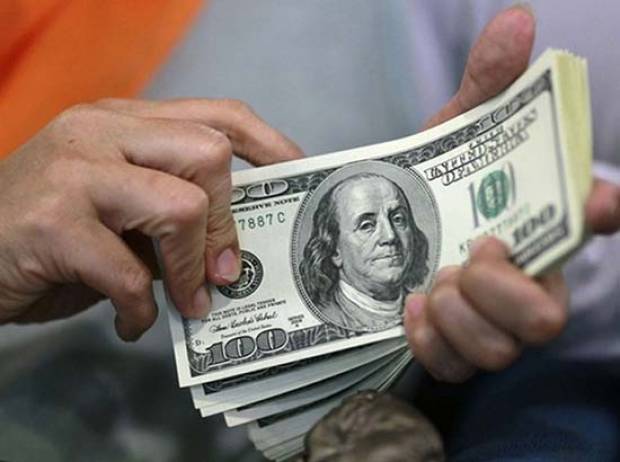 Dólar alcanza máximo y se vende en 17.99 pesos