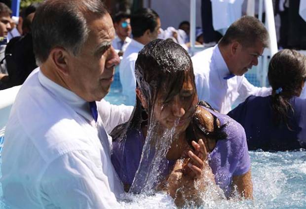 La iglesia Luz del Mundo realiza mil bautizos en el zócalo de Puebla