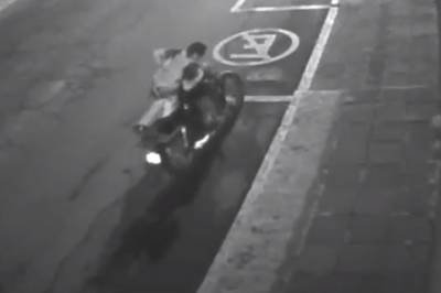 VIDEO: Ladrón abandona motocicleta robada en la colonia Huexotitla