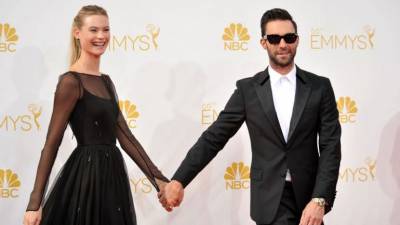 Adam Levine, vocalista de Maroon 5, y Behati Prinsloo serás padres