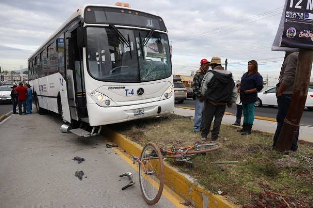 Ciclista invadió carril de RUTA y fue atropellado sobre la carretera federal a Atlixco