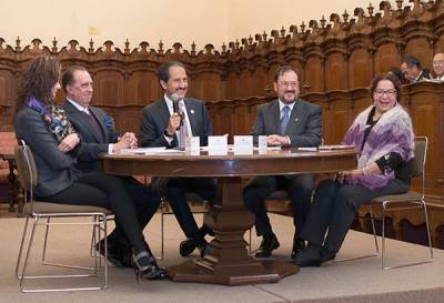 Rector de la BUAP presenta el libro &quot;Cien días de gestión 1990&quot;