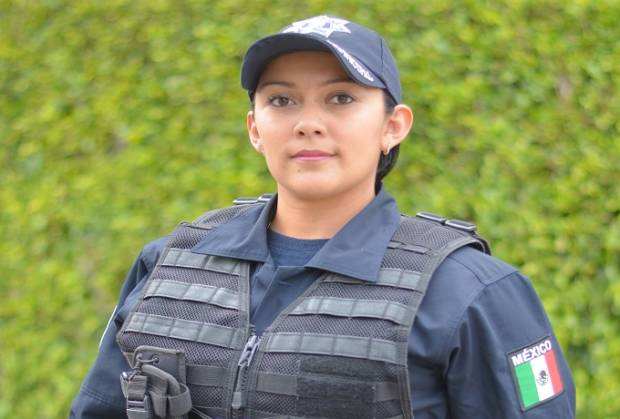 Mujer policía salvó a bebé de morir asfixiado en la Feria de Puebla