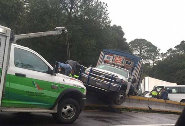 Carambola de 13 vehículos deja tres heridos en la México-Puebla