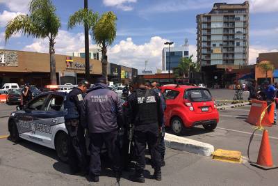 FOTOS: Balean al gerente de un comercio en la Isla de Angelópolis