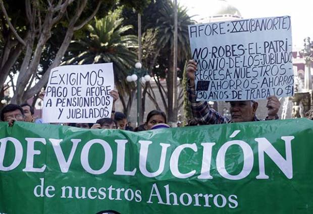 Jubilados del IMSS Puebla exigen pago de sus ahorros para el retiro