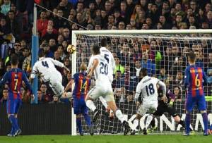 Sergio Ramos le arrebató la victoria al Barcelona, empate 1-1